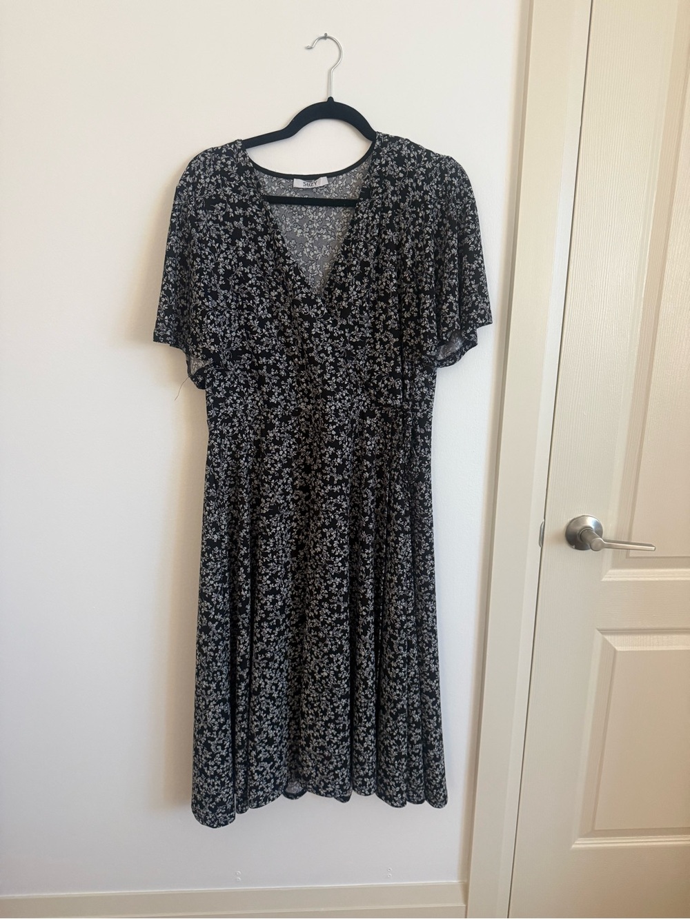 Suzy Shier Black Floral V-Neck Women's Dress